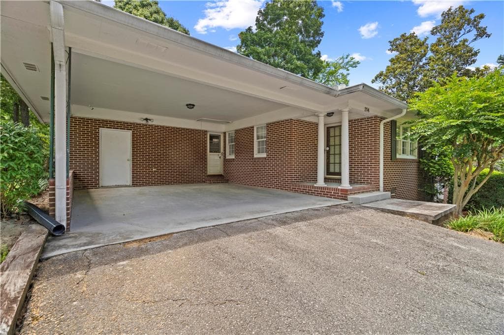 3 bedroom, 2 bathroom, 1,798 sq ft single family residence under contract at 204 Sherwood Drive, Calhoun, GA 30701 — photo 3