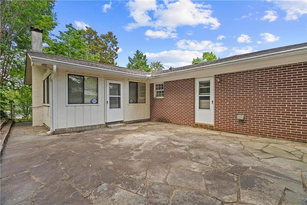 3 bedroom, 2 bathroom, 1,798 sq ft single family residence under contract at 204 Sherwood Drive, Calhoun, GA 30701 — photo 4