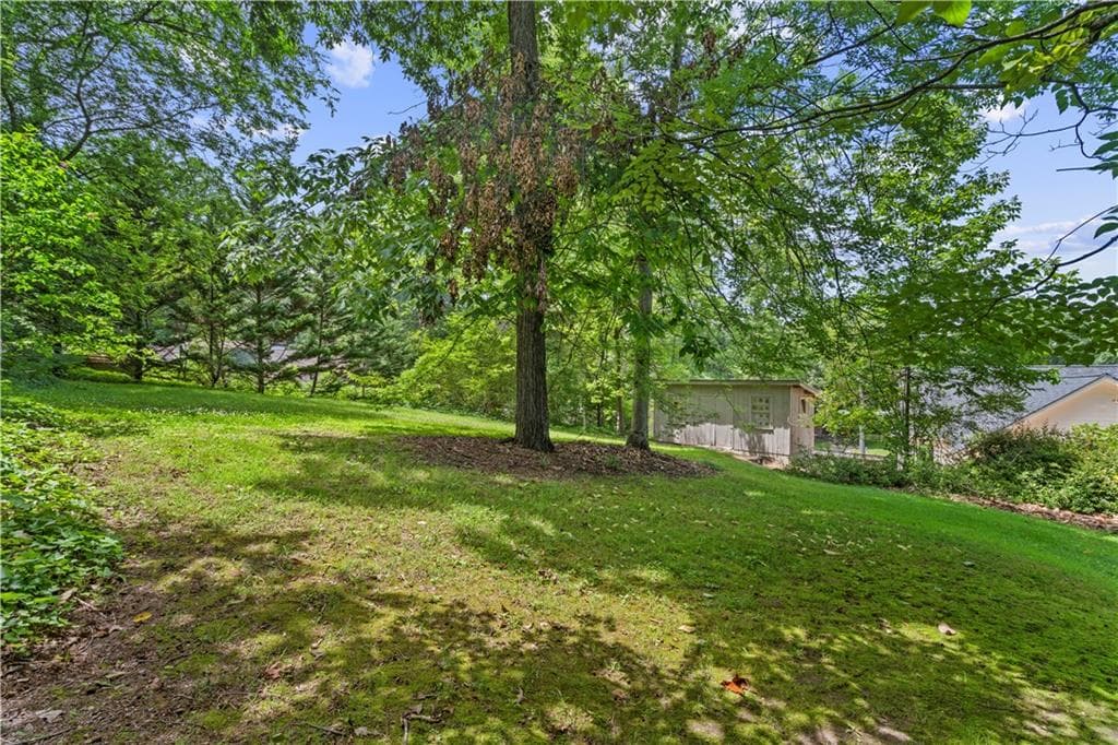 3 bedroom, 2 bathroom, 1,798 sq ft single family residence under contract at 204 Sherwood Drive, Calhoun, GA 30701 — photo 5
