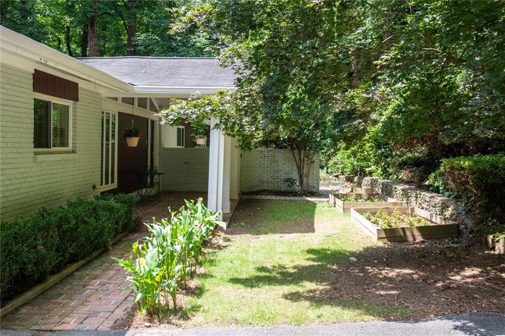 5 bedroom, 4 bathroom, 4,074 sq ft single family residence for sale at 3700 Cloudland Drive, Atlanta, GA 30327 — photo 4