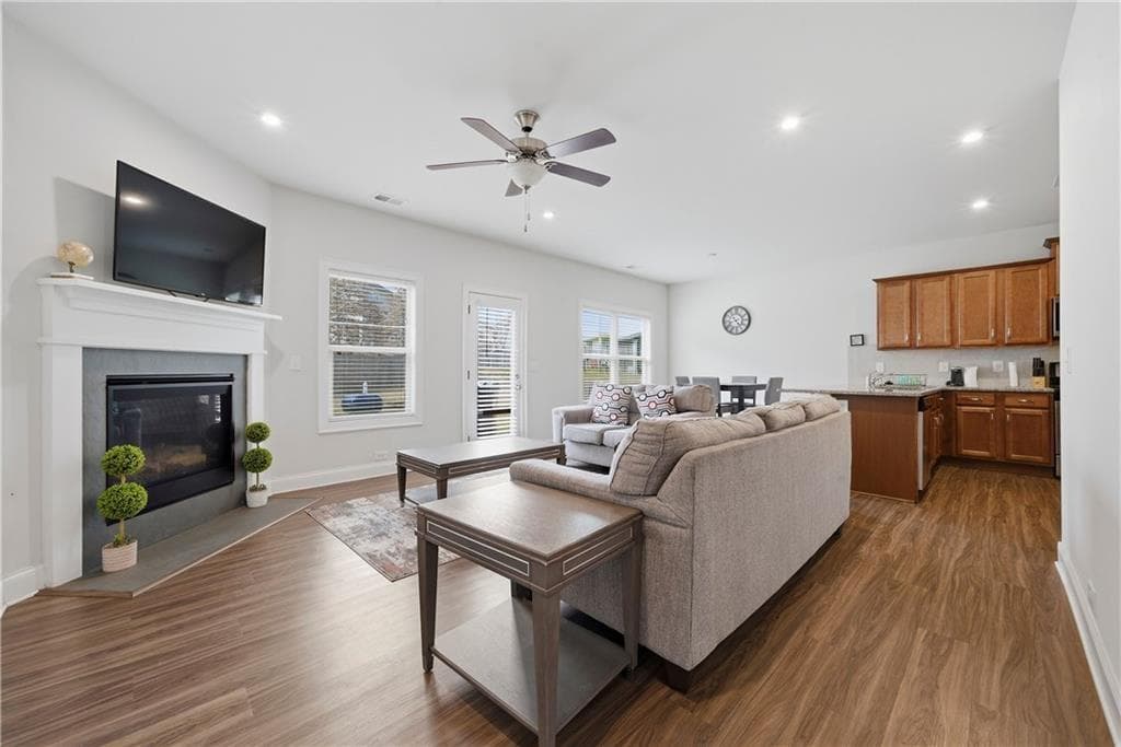 3 bedroom, 3 bathroom, 1,825 sq ft single family residence under contract at 4095 Lake Manor Way, Atlanta, GA 30349 — photo 4