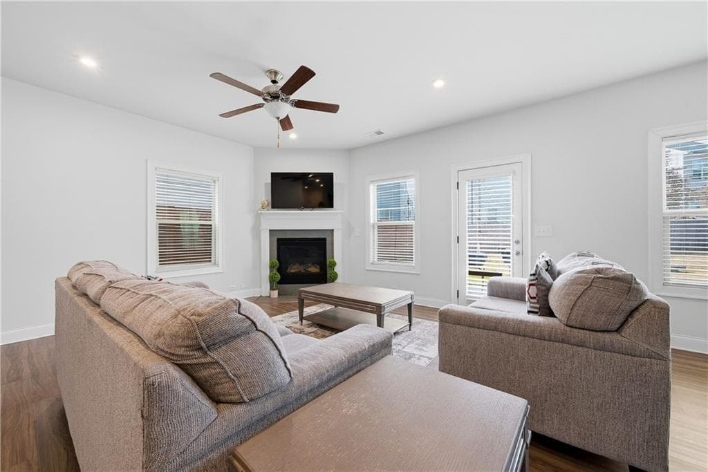 3 bedroom, 3 bathroom, 1,825 sq ft single family residence under contract at 4095 Lake Manor Way, Atlanta, GA 30349 — photo 5