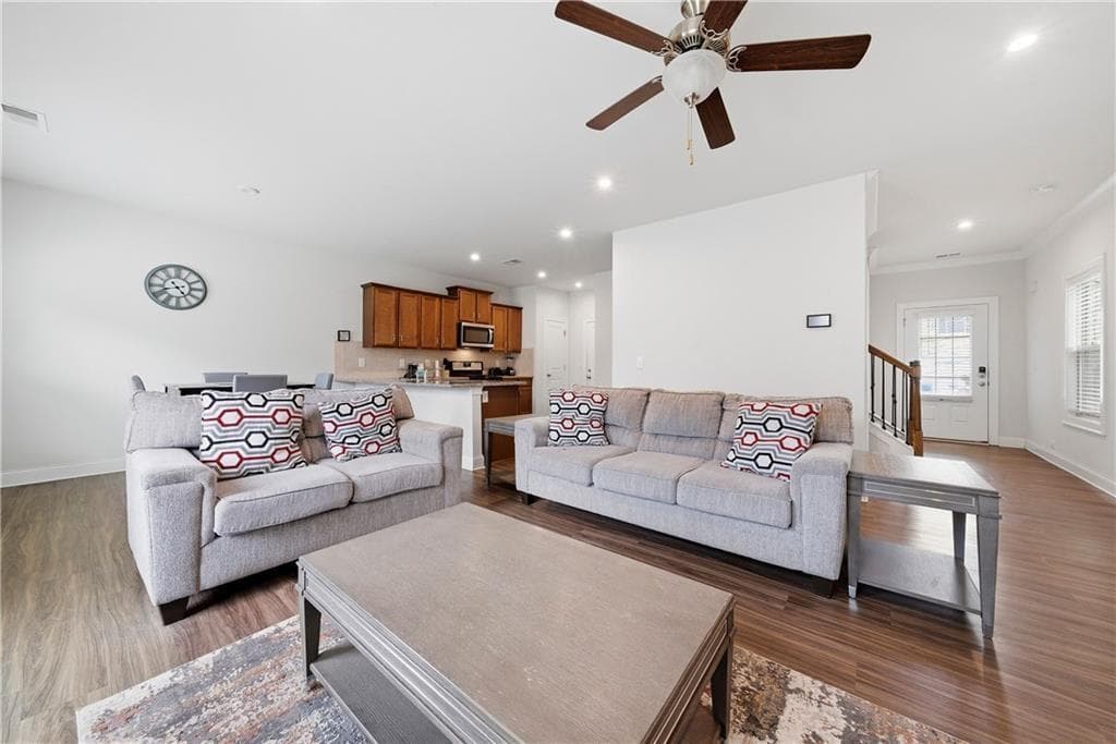 3 bedroom, 3 bathroom, 1,825 sq ft single family residence under contract at 4095 Lake Manor Way, Atlanta, GA 30349 — photo 6