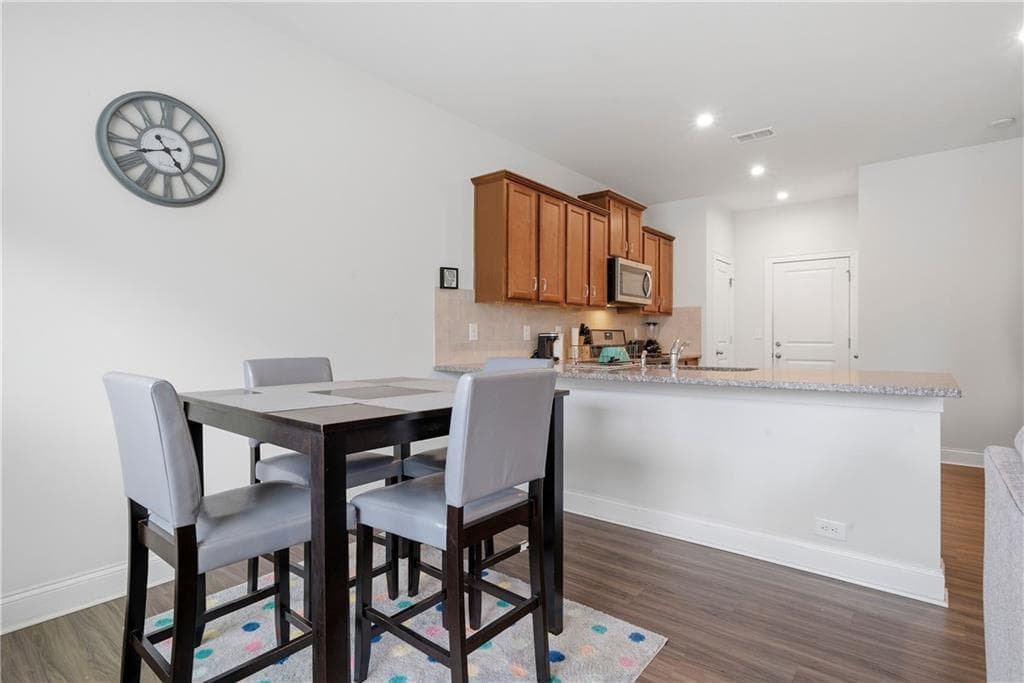 3 bedroom, 3 bathroom, 1,825 sq ft single family residence under contract at 4095 Lake Manor Way, Atlanta, GA 30349 — photo 7
