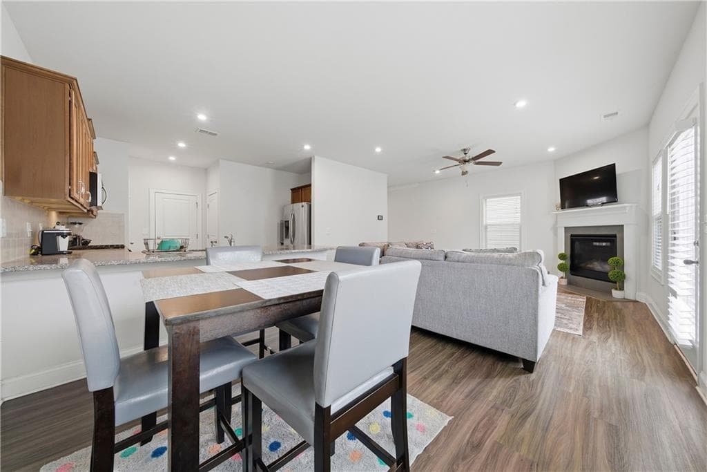 3 bedroom, 3 bathroom, 1,825 sq ft single family residence under contract at 4095 Lake Manor Way, Atlanta, GA 30349 — photo 8