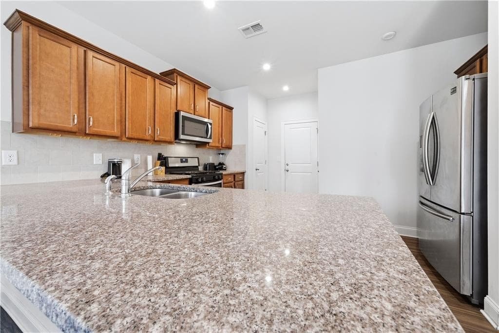 3 bedroom, 3 bathroom, 1,825 sq ft single family residence under contract at 4095 Lake Manor Way, Atlanta, GA 30349 — photo 9