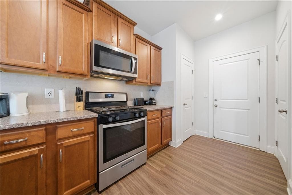3 bedroom, 3 bathroom, 1,825 sq ft single family residence under contract at 4095 Lake Manor Way, Atlanta, GA 30349 — photo 10