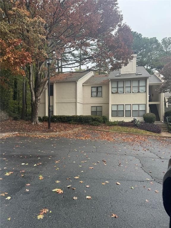 3 bedroom, 2 bathroom, 1,367 sq ft condominium sold at 2401 Huntingdon Chase, Atlanta, GA 30350