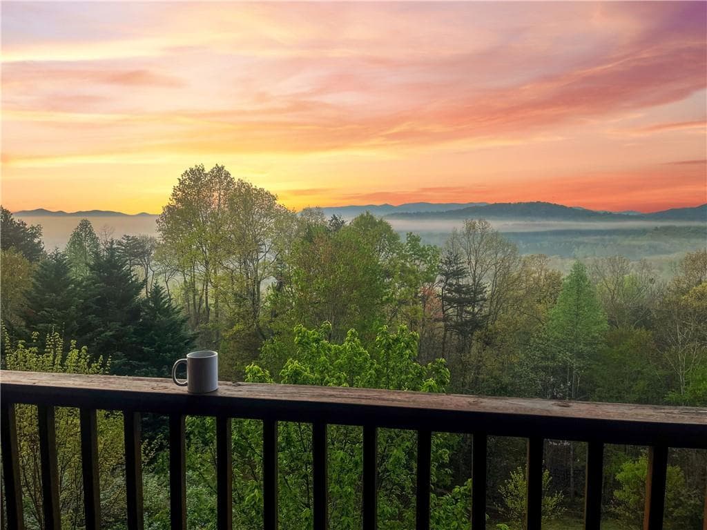 4 bedroom, 3 bathroom, 2,500 sq ft single family residence under contract at 48 Lookout Drive, Blue Ridge, GA 30513 — photo 5