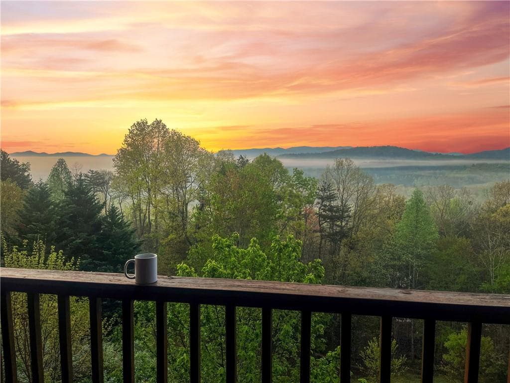 4 bedroom, 3 bathroom, 2,500 sq ft single family residence under contract at 48 Lookout Drive, Blue Ridge, GA 30513 — photo 6