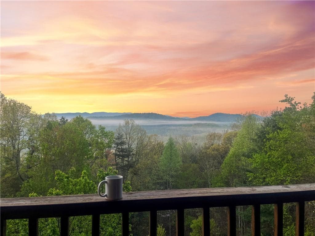 4 bedroom, 3 bathroom, 2,500 sq ft single family residence under contract at 48 Lookout Drive, Blue Ridge, GA 30513 — photo 7