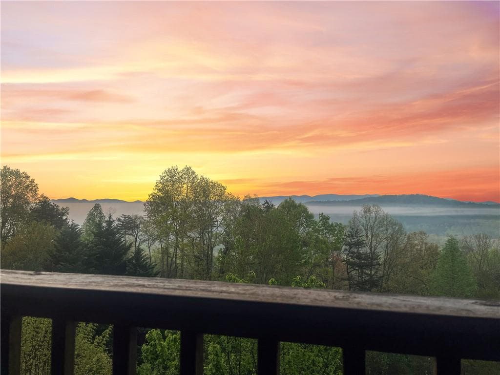 4 bedroom, 3 bathroom, 2,500 sq ft single family residence under contract at 48 Lookout Drive, Blue Ridge, GA 30513 — photo 8