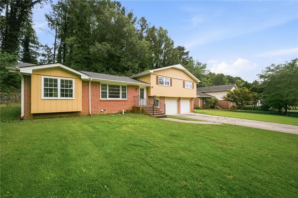 3 bedroom, 2 bathroom, 2,108 sq ft single family residence under contract at 3816 Green Bay Dr, Lawrenceville, GA 30044 — photo 2