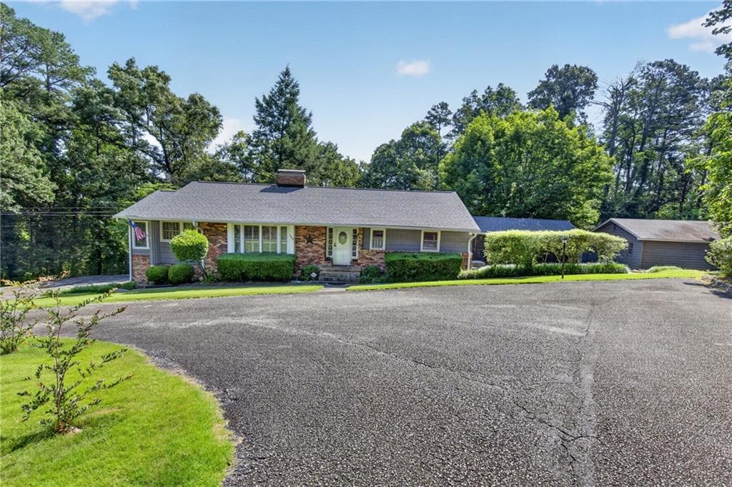 3 bedroom, 2 bathroom, 2,157 sq ft single family residence for sale at 188 Hillendale Drive, Toccoa, GA 30577 — photo 2