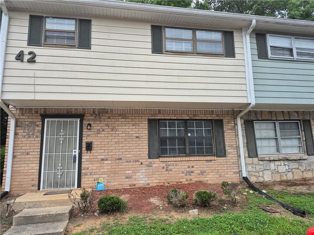 3 bedroom, 3 bathroom, 1,340 sq ft condominium under contract at 4701 Flat Shoals 42A Road, Union City, GA 30291