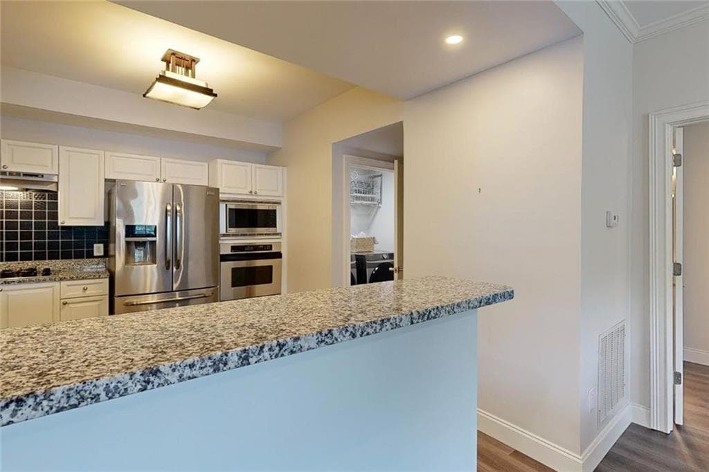 2 bedroom, 3 bathroom, 1,740 sq ft condominium for sale at 3275 Lenox Road 413, Atlanta, GA 30324 — photo 6