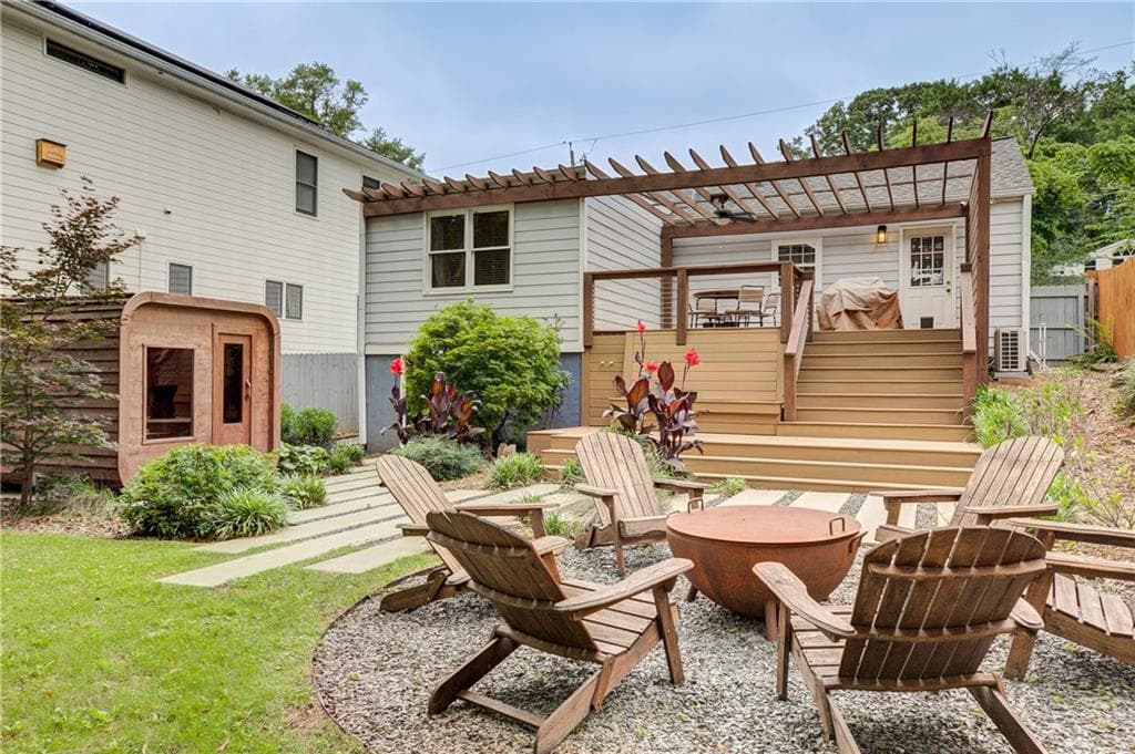 2 bedroom, 2 bathroom, 1,044 sq ft single family residence sold at 819 Mercer Street, Atlanta, GA 30312