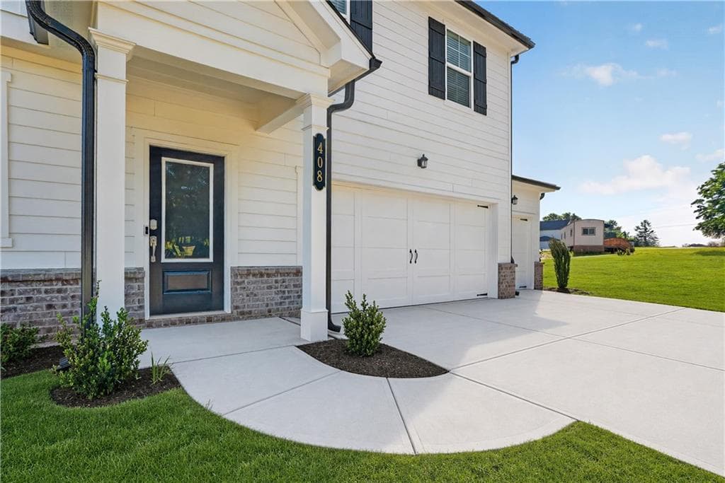 4 bedroom, 3 bathroom, 2,522 sq ft single family residence under contract at 408 Panther Creek Lane, Jackson, GA 30233 — photo 2