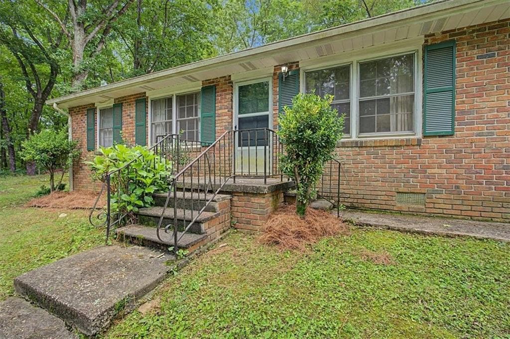 3 bedroom, 2 bathroom, 1,334 sq ft single family residence under contract at 1230 Red Bud Drive, Marietta, GA 30062 — photo 2