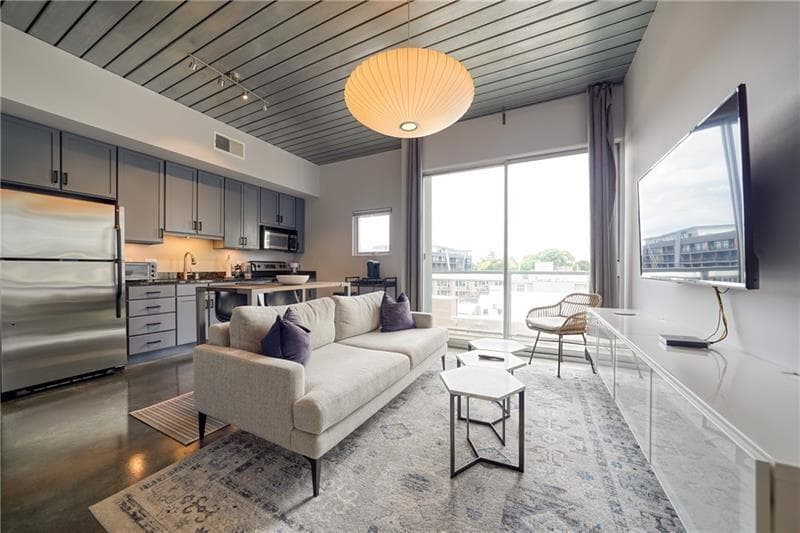 1 bedroom, 1 bathroom, 750 sq ft condominium for rent at 620 Glen Iris Drive 506, Atlanta, GA 30308 for $2,800 a month — photo 1 of 21