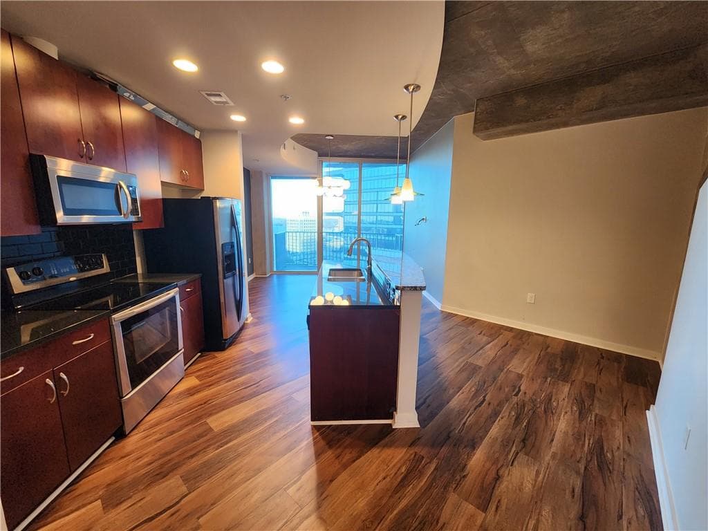 1 bedroom, 1 bathroom, 743 sq ft condominium for rent at 400 W Peachtree Street 1614, Atlanta, GA 30308 for $1,795 a month — photo 4