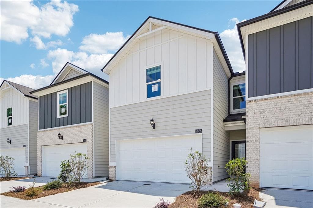 3 bedroom, 3 bathroom, 1,640 sq ft townhouse under contract at 7838 Marie Way, Fairburn, GA 30213 — photo 2