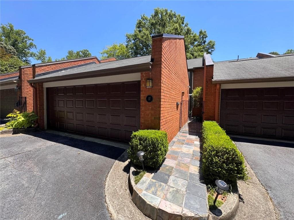 3 bedroom, 3 bathroom, 2,398 sq ft townhouse for rent at 17 Willow Glen, Atlanta, GA 30342 for $4,000 a month — photo 2