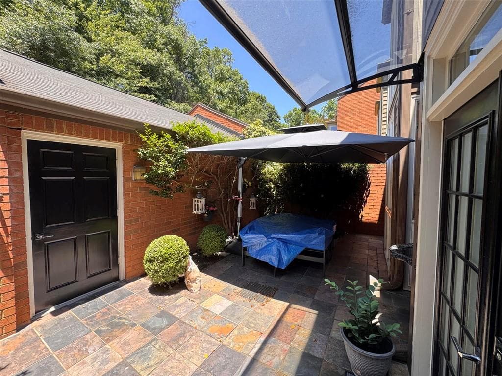 3 bedroom, 3 bathroom, 2,398 sq ft townhouse for rent at 17 Willow Glen, Atlanta, GA 30342 for $4,000 a month — photo 4