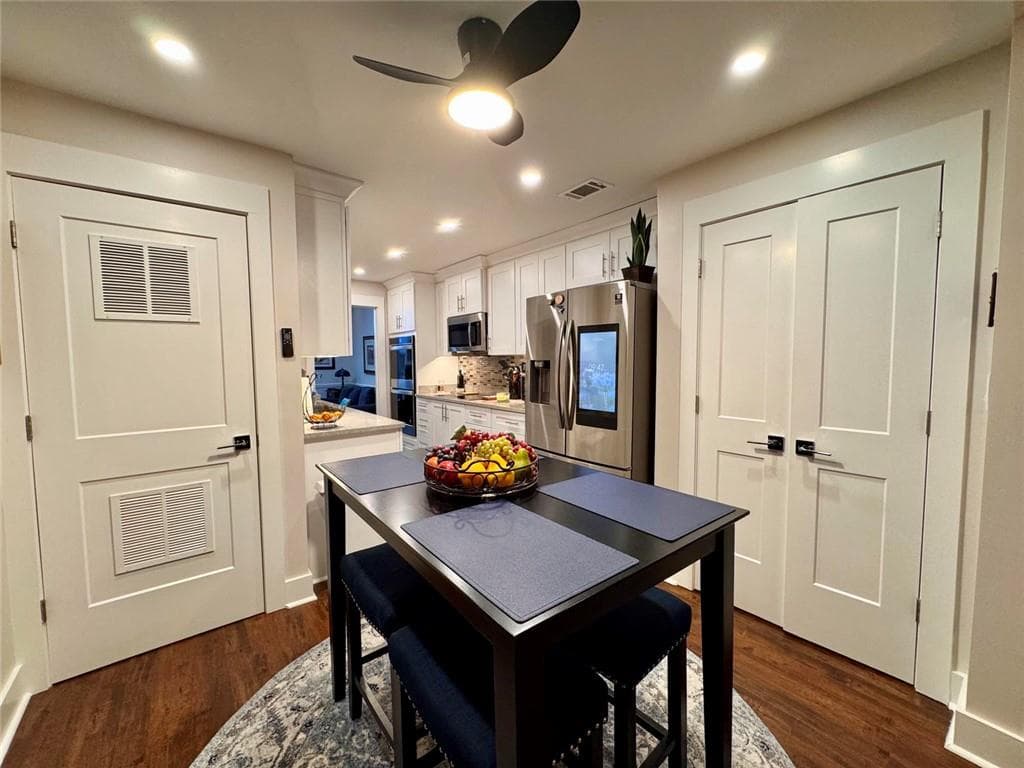 3 bedroom, 3 bathroom, 2,398 sq ft townhouse for rent at 17 Willow Glen, Atlanta, GA 30342 for $4,000 a month — photo 9