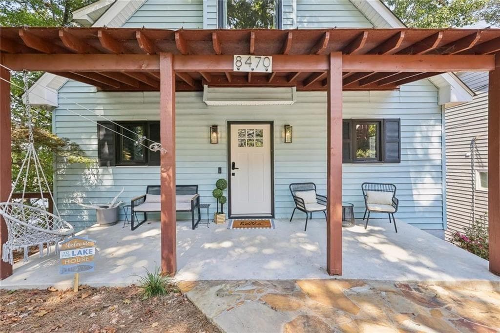 3 bedroom, 3 bathroom, 2,700 sq ft single family residence for sale at 8470 Lake Drive, Snellville, GA 30039 — photo 3