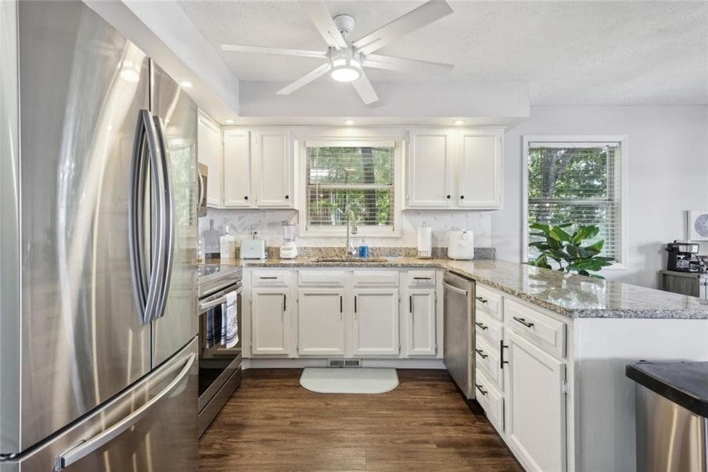 3 bedroom, 3 bathroom, 2,700 sq ft single family residence for sale at 8470 Lake Drive, Snellville, GA 30039 — photo 7