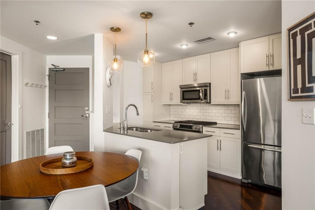 2 bedroom, 2 bathroom, 1,231 sq ft condominium for sale at 1100 Howell Mill Road 310, Atlanta, GA 30318 — photo 7