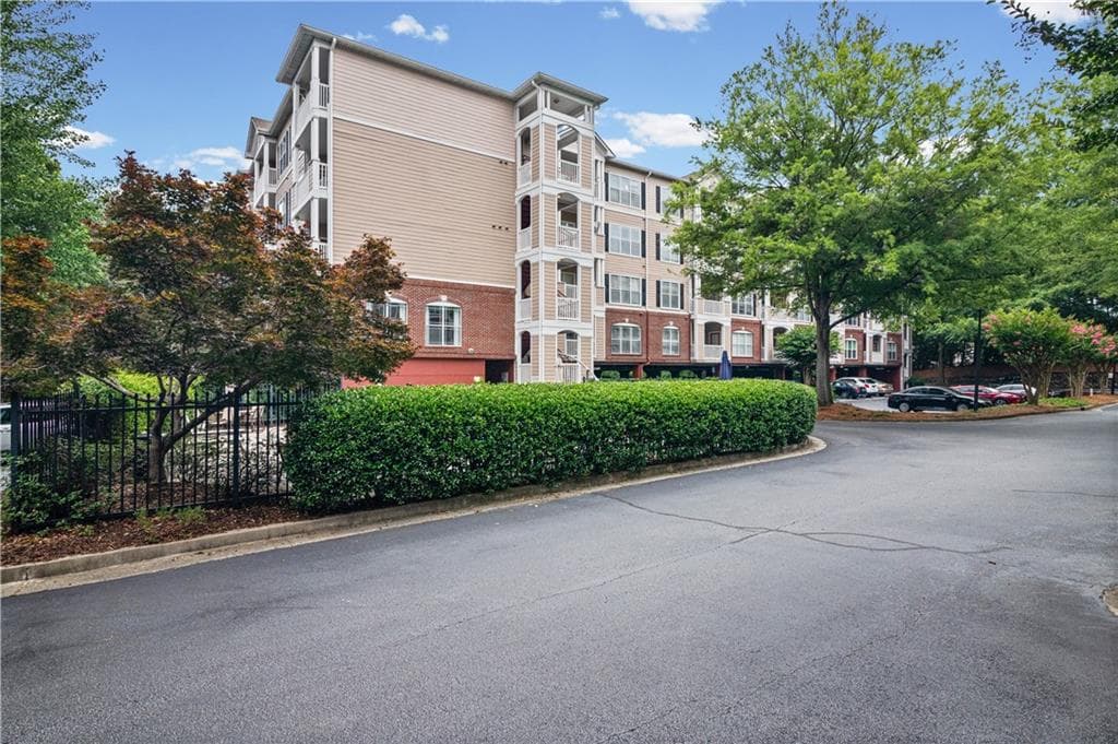 1 bedroom, 1 bathroom, 736 sq ft condominium for sale at 4333 Dunwoody Park 1311, Atlanta, GA 30338 — photo 2