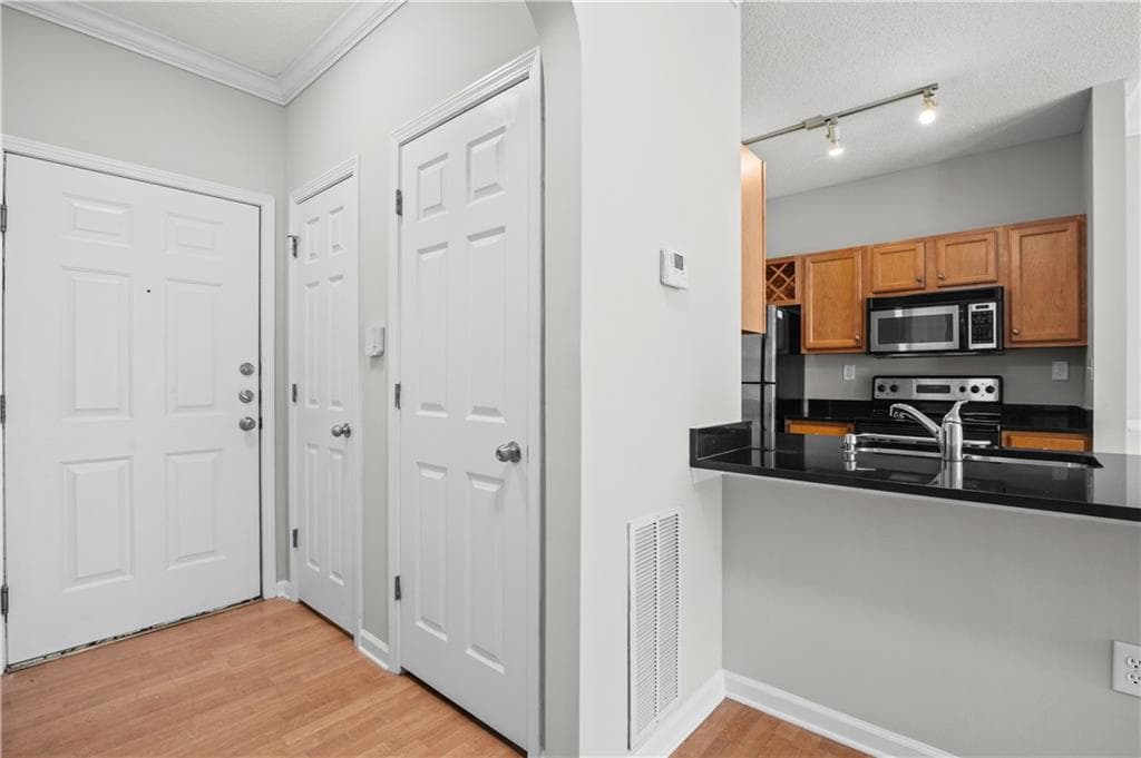 1 bedroom, 1 bathroom, 736 sq ft condominium for sale at 4333 Dunwoody Park 1311, Atlanta, GA 30338 — photo 8