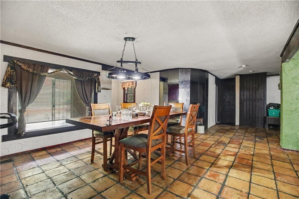 4 bedroom, 2 bathroom, 2,476 sq ft single family residence under contract at 6130 Tennis Circle, Fairburn, GA 30213 — photo 8