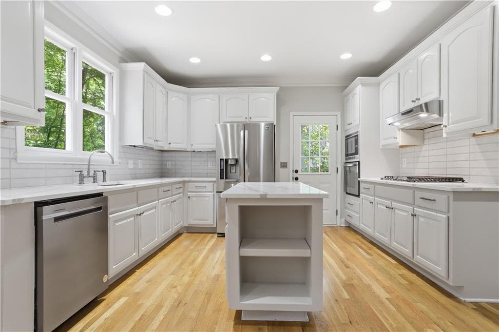 4 bedroom, 5 bathroom, 4,171 sq ft single family residence for sale at 355 Chelsey Court, Alpharetta, GA 30004 — photo 10