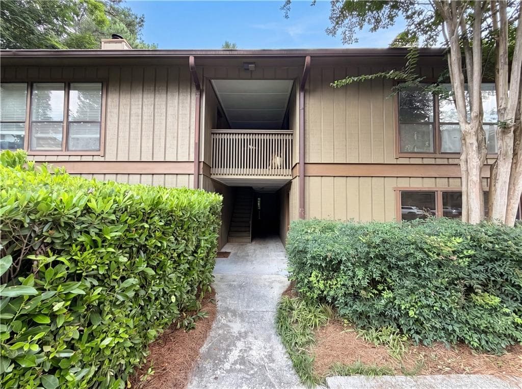 1 bedroom, 1 bathroom, 1,002 sq ft condominium for sale at 1005 Dunbar Drive, Atlanta, GA 30338