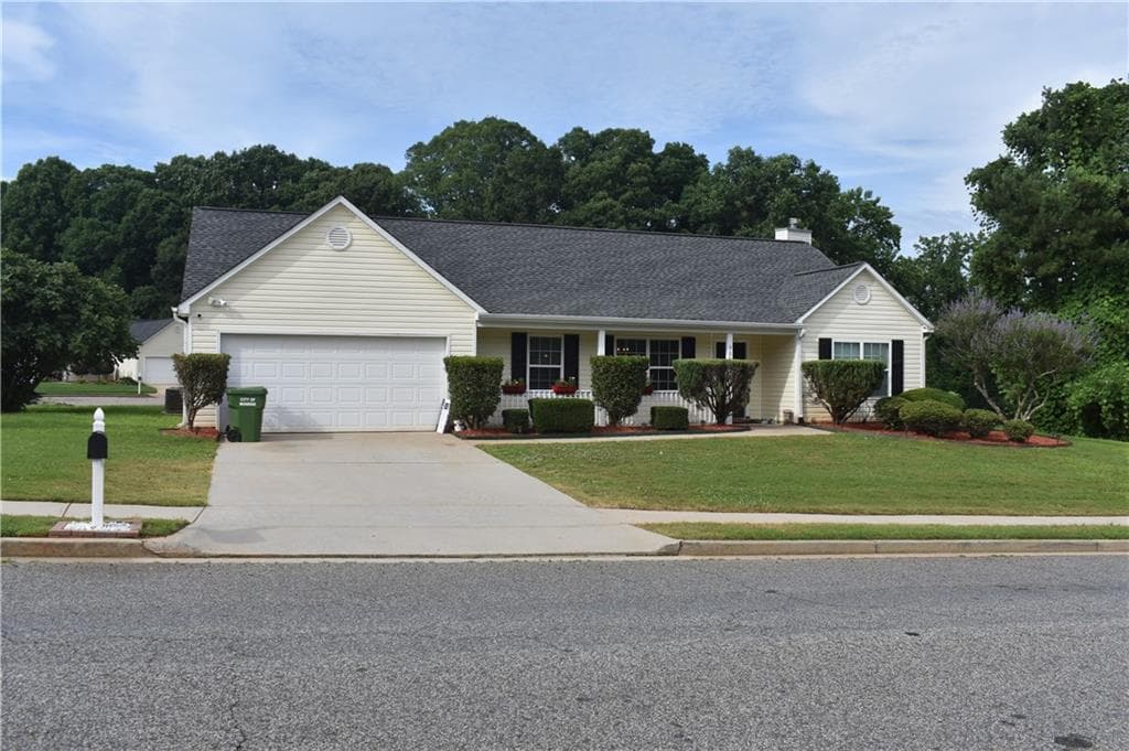 3 bedroom, 2 bathroom, 1,700 sq ft single family residence for sale at 904 Meadow Walk Drive, Monroe, GA 30656 — photo 2
