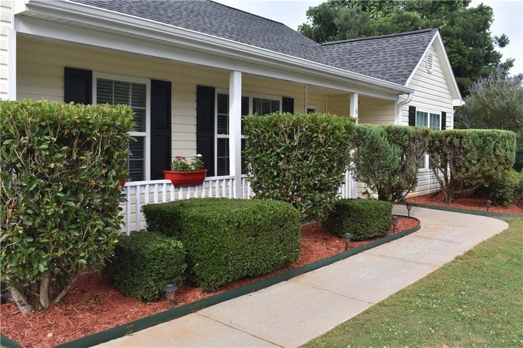 3 bedroom, 2 bathroom, 1,700 sq ft single family residence for sale at 904 Meadow Walk Drive, Monroe, GA 30656 — photo 4