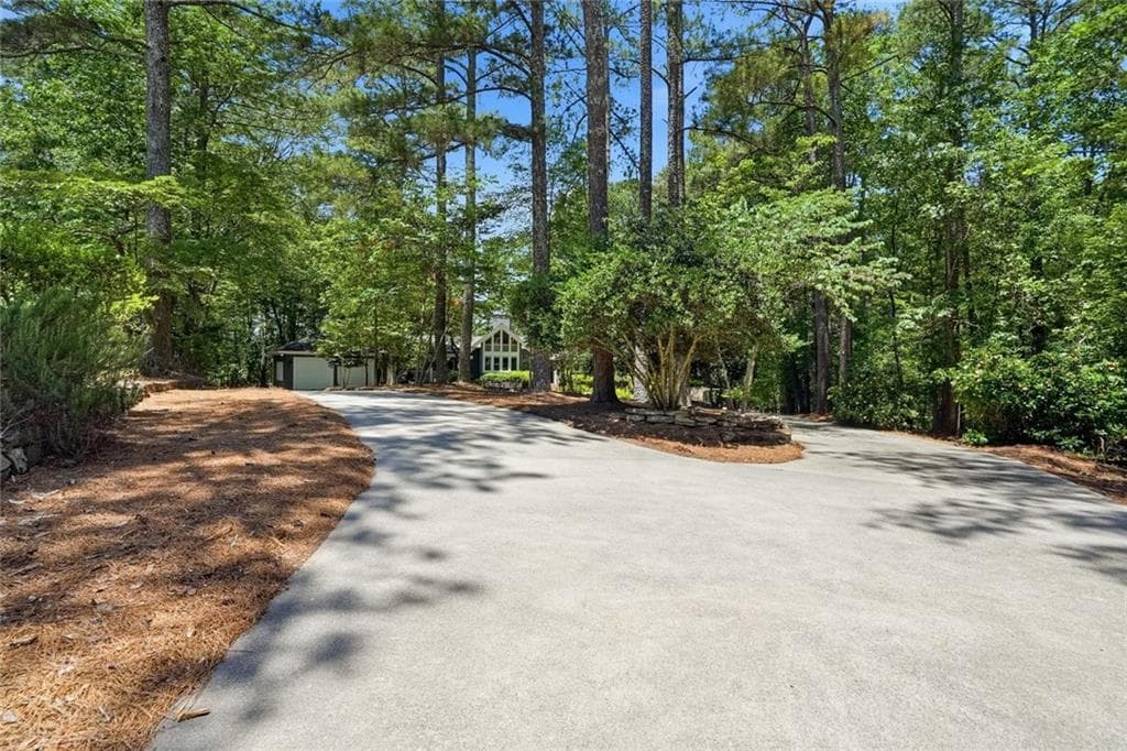 3 bedroom, 4 bathroom, 4,370 sq ft single family residence for sale at 6504 Yacht Club Road, Flowery Branch, GA 30542 — photo 4