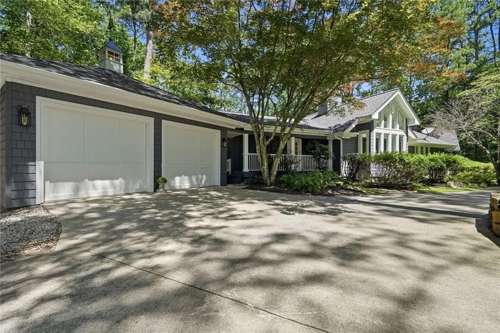 3 bedroom, 4 bathroom, 4,370 sq ft single family residence for sale at 6504 Yacht Club Road, Flowery Branch, GA 30542 — photo 5