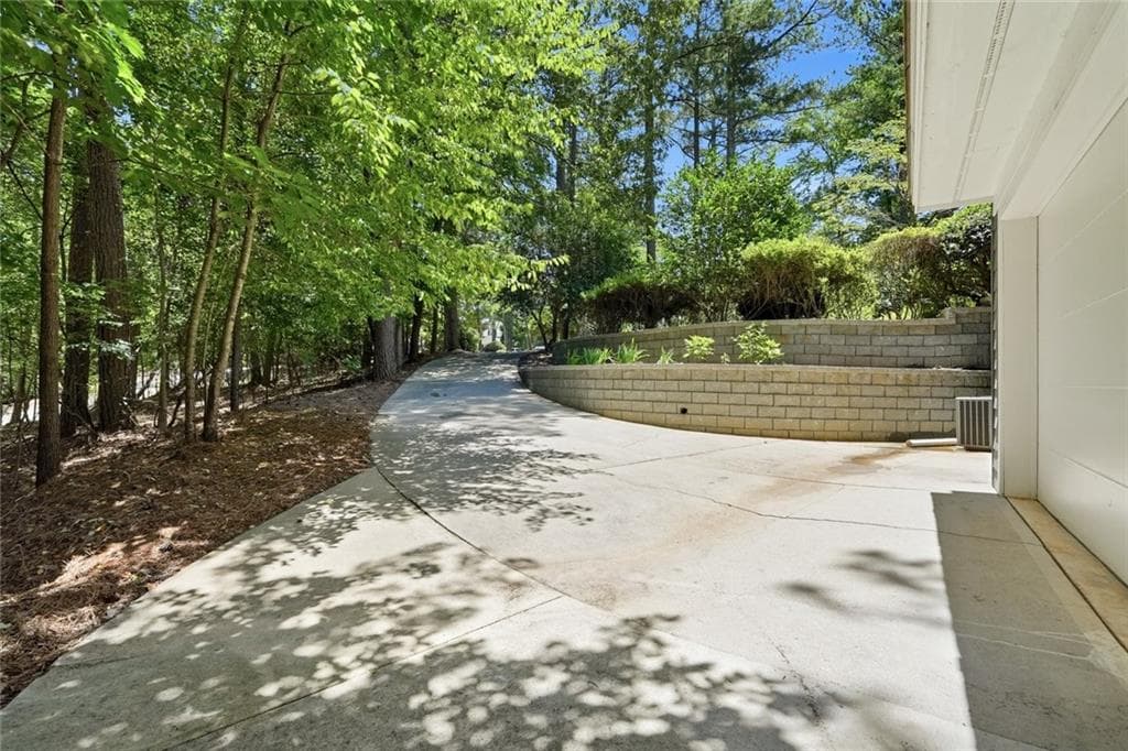 3 bedroom, 4 bathroom, 4,370 sq ft single family residence for sale at 6504 Yacht Club Road, Flowery Branch, GA 30542 — photo 7