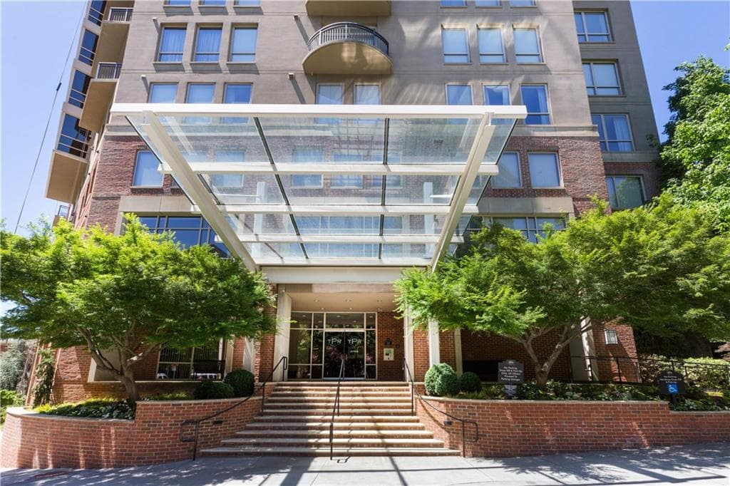 1 bedroom, 1 bathroom, 947 sq ft condominium for rent at 2626 Peachtree Road 1008, Atlanta, GA 30305 for $1,950 a month — photo 3