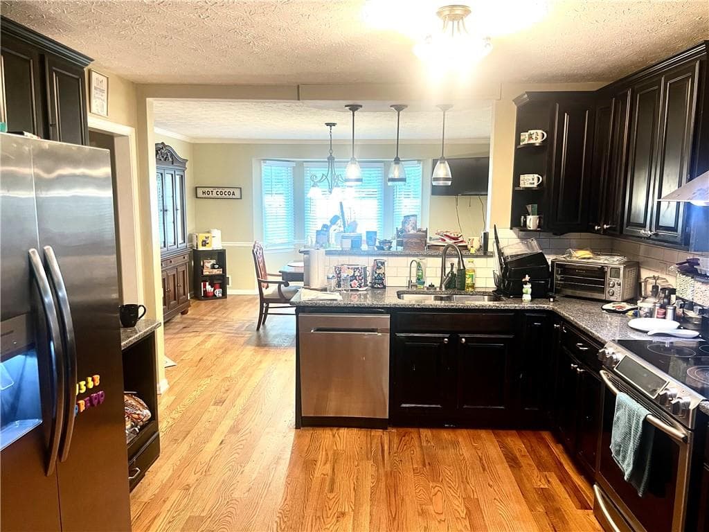 6 bedroom, 5 bathroom, 2,202 sq ft single family residence for sale at 105 Flat Creek Court, Fayetteville, GA 30214 — photo 2