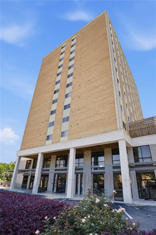 1 bedroom, 1 bathroom, 703 sq ft condominium for rent at 2285 Peachtree Road 709, Atlanta, GA 30309 for $2,000 a month — photo 1 of 32