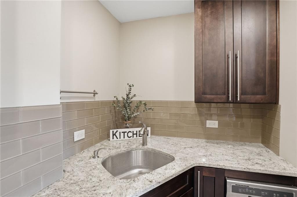 1 bedroom, 1 bathroom, 703 sq ft condominium for rent at 2285 Peachtree Road 709, Atlanta, GA 30309 for $2,000 a month — photo 8