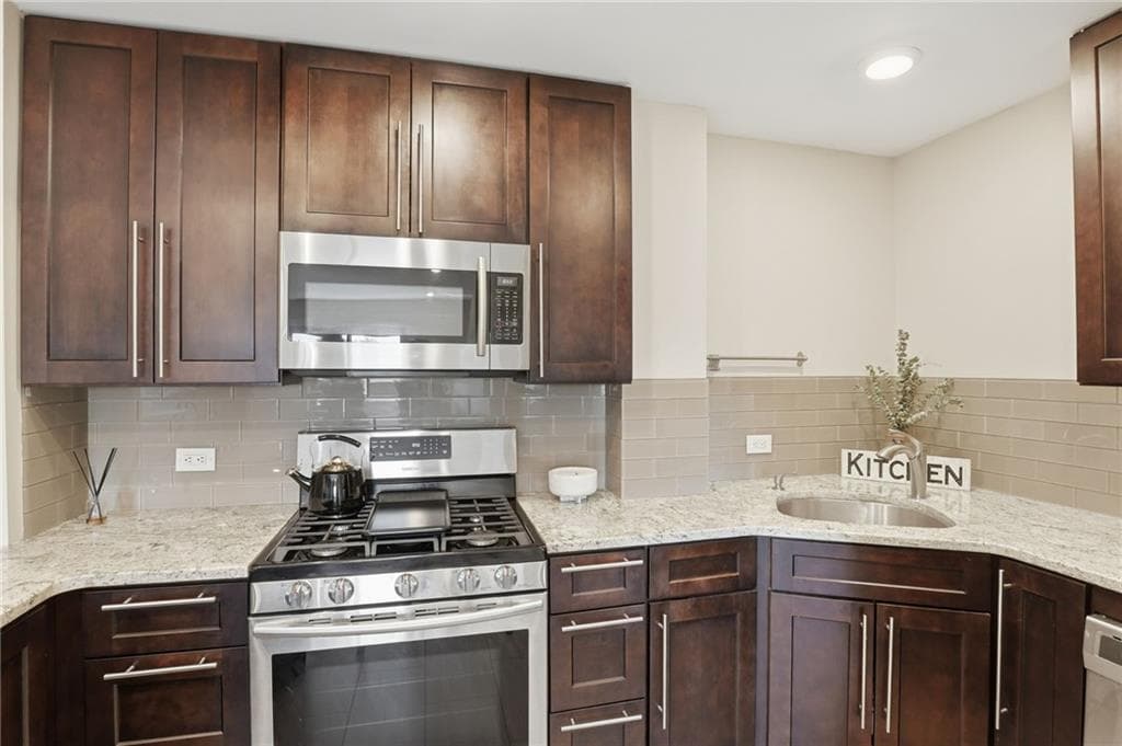 1 bedroom, 1 bathroom, 703 sq ft condominium for rent at 2285 Peachtree Road 709, Atlanta, GA 30309 for $2,000 a month — photo 10