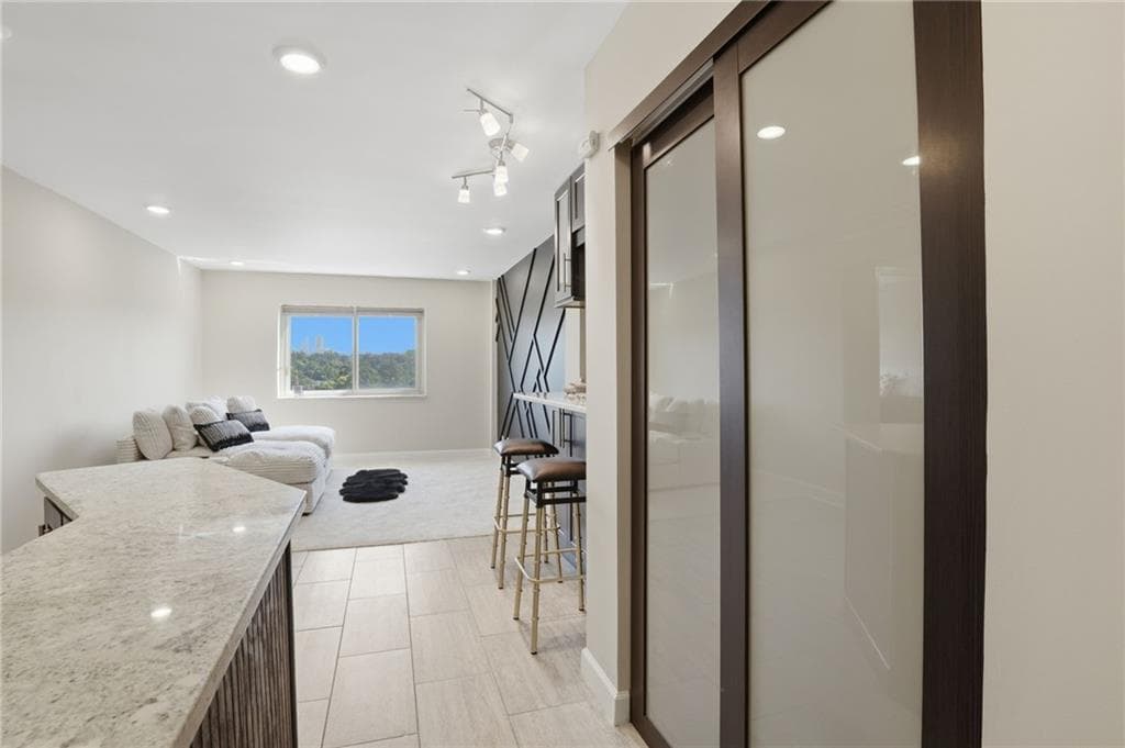 1 bedroom, 1 bathroom, 703 sq ft condominium for rent at 2285 Peachtree Road 709, Atlanta, GA 30309 for $2,000 a month — photo 4
