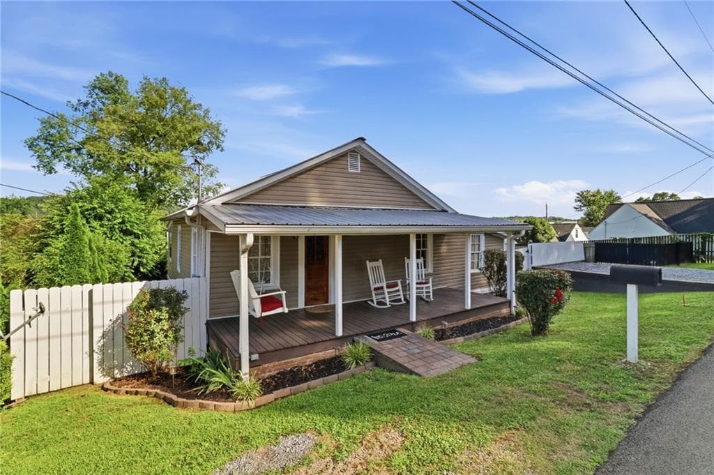 2 bedroom, 1 bathroom, 1,032 sq ft single family residence for sale at 206 Kell Street, Ellijay, GA 30540
