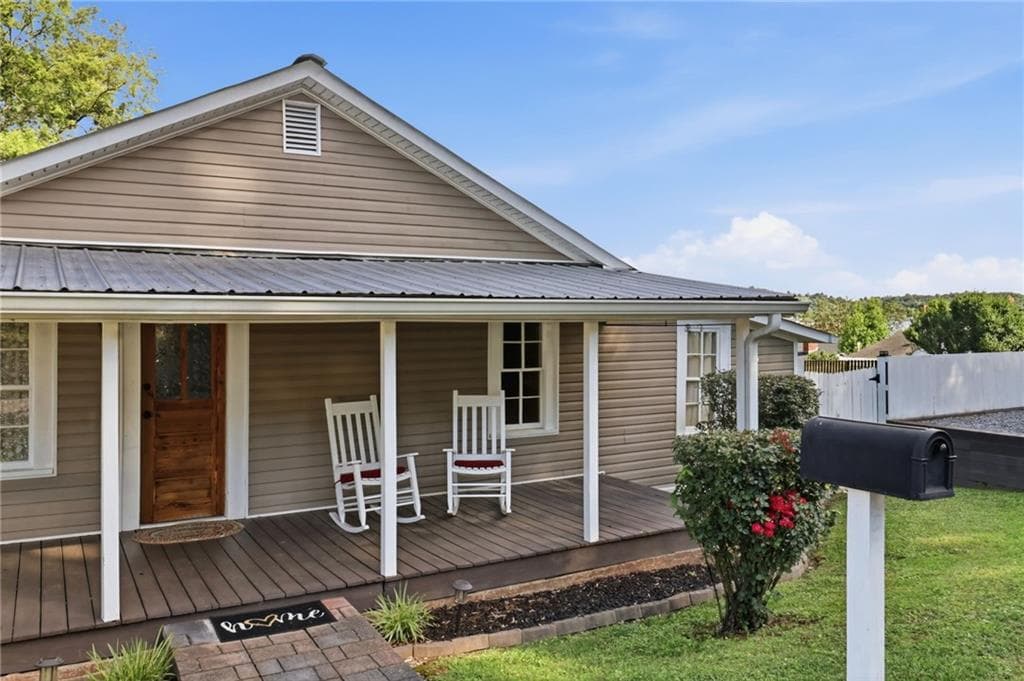 2 bedroom, 1 bathroom, 1,032 sq ft single family residence for sale at 206 Kell Street, Ellijay, GA 30540 — photo 2